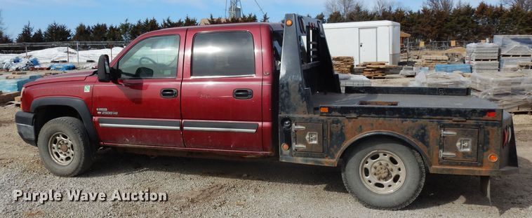 image for item DG6290 2006 Chevrolet Silverado 2500HD LT Crew Cab flatbed pickup truck