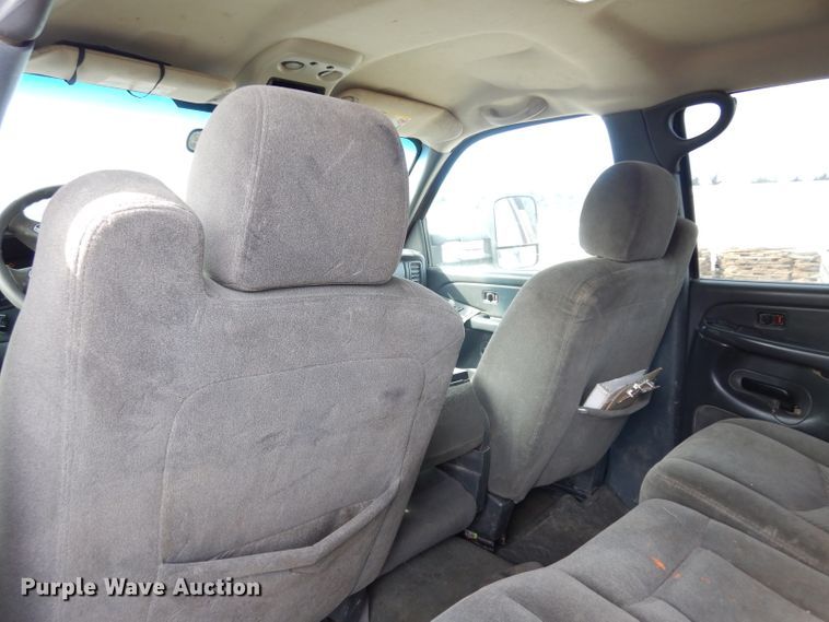 image for item DG6290 2006 Chevrolet Silverado 2500HD LT Crew Cab flatbed pickup truck