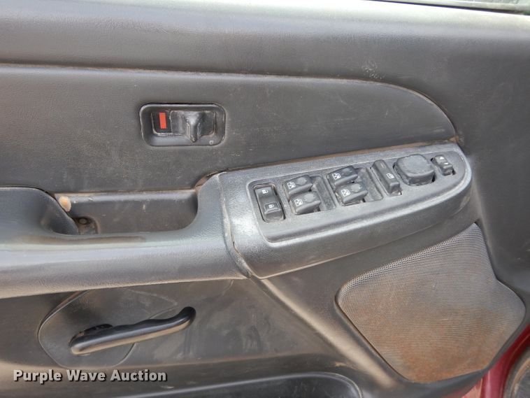 image for item DG6290 2006 Chevrolet Silverado 2500HD LT Crew Cab flatbed pickup truck