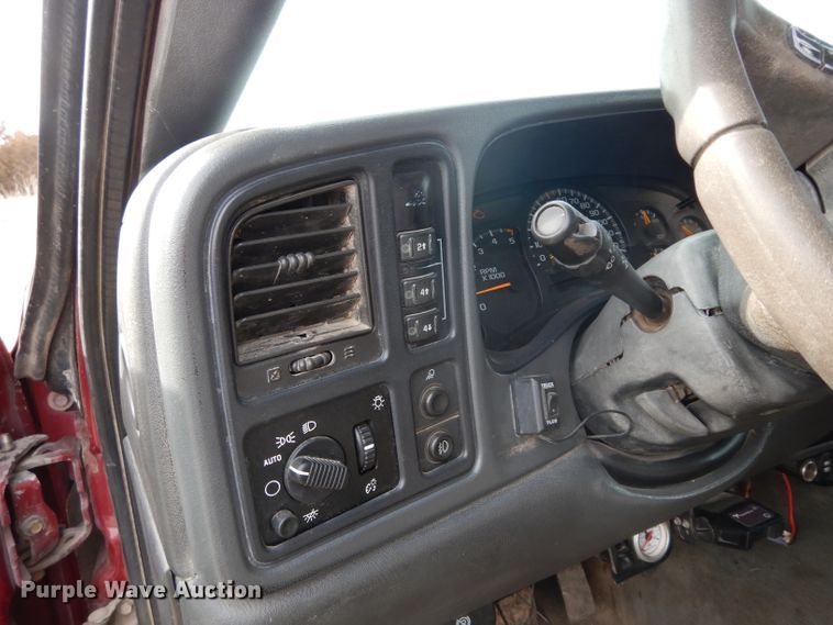 image for item DG6290 2006 Chevrolet Silverado 2500HD LT Crew Cab flatbed pickup truck