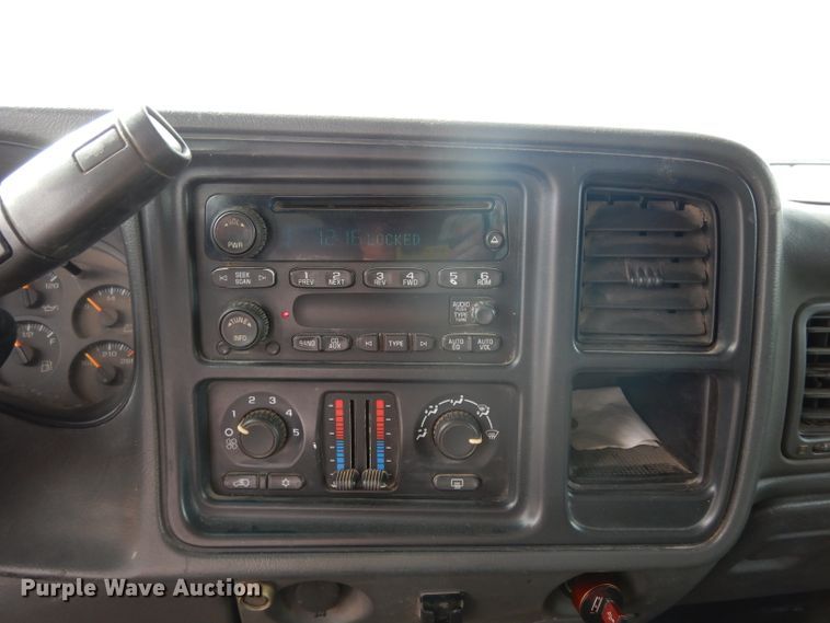 image for item DG6290 2006 Chevrolet Silverado 2500HD LT Crew Cab flatbed pickup truck