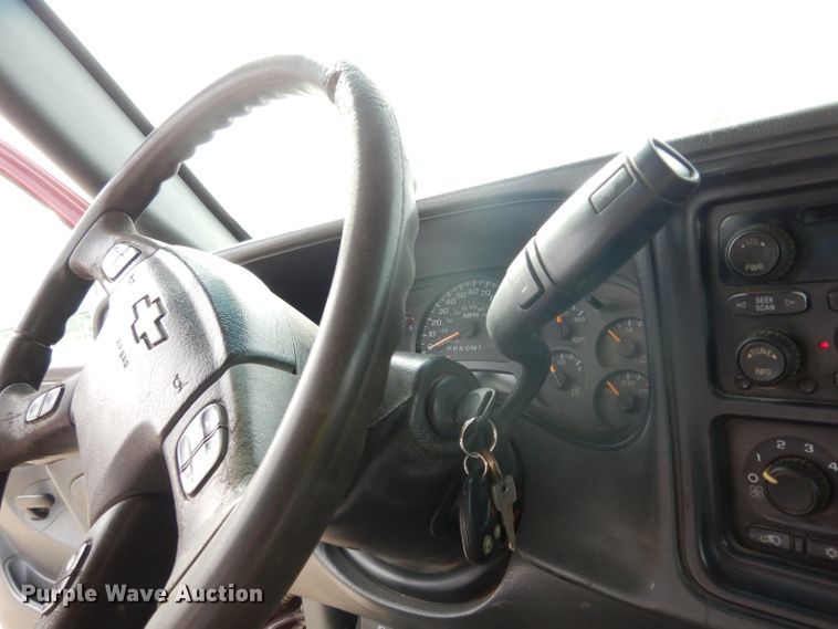 image for item DG6290 2006 Chevrolet Silverado 2500HD LT Crew Cab flatbed pickup truck