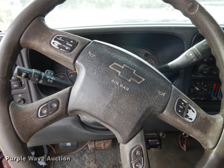 image for item DG6290 2006 Chevrolet Silverado 2500HD LT Crew Cab flatbed pickup truck