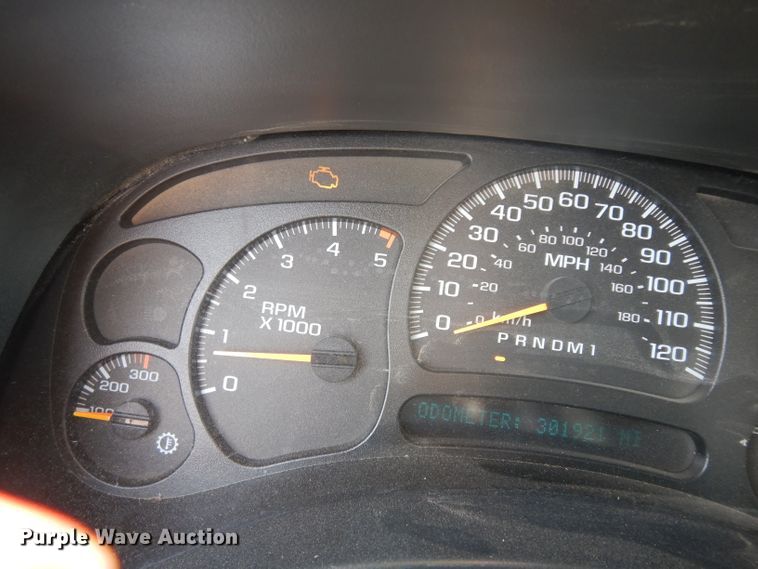 image for item DG6290 2006 Chevrolet Silverado 2500HD LT Crew Cab flatbed pickup truck