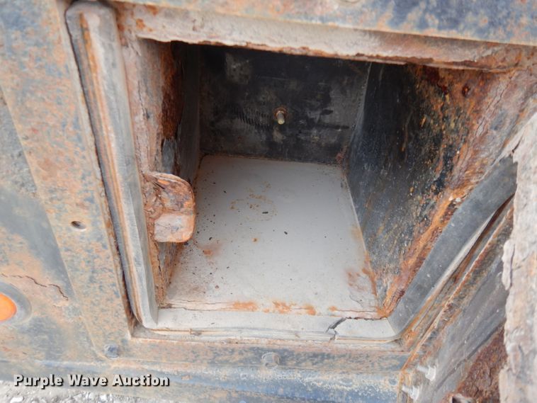 image for item DG6290 2006 Chevrolet Silverado 2500HD LT Crew Cab flatbed pickup truck