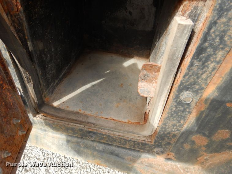 image for item DG6290 2006 Chevrolet Silverado 2500HD LT Crew Cab flatbed pickup truck