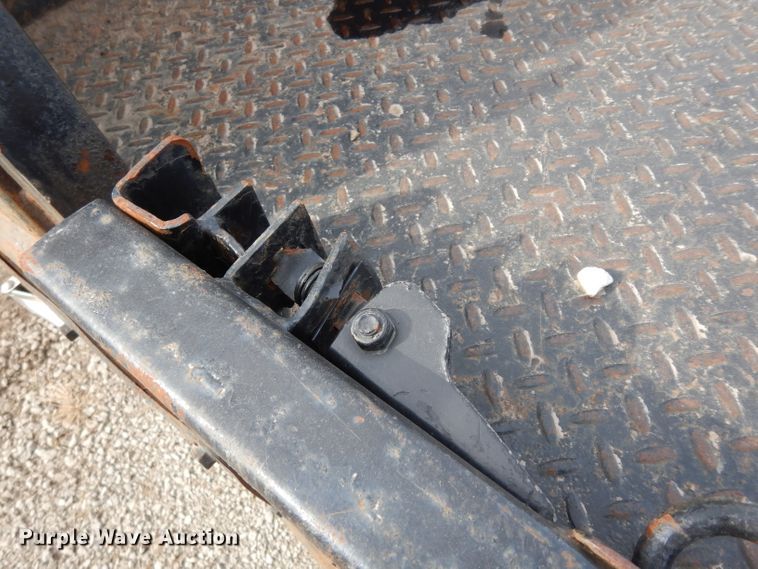 image for item DG6290 2006 Chevrolet Silverado 2500HD LT Crew Cab flatbed pickup truck