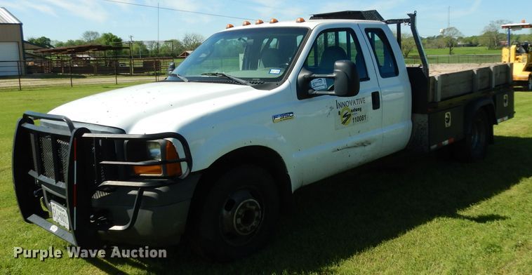 image for item DG6752 2006 Ford F350 Super Duty  SuperCab flatbed pickup truck