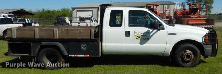 image for item DG6752 2006 Ford F350 Super Duty  SuperCab flatbed pickup truck