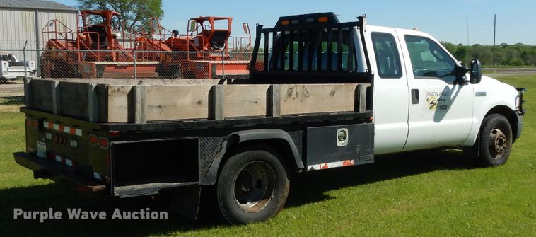 image for item DG6752 2006 Ford F350 Super Duty  SuperCab flatbed pickup truck