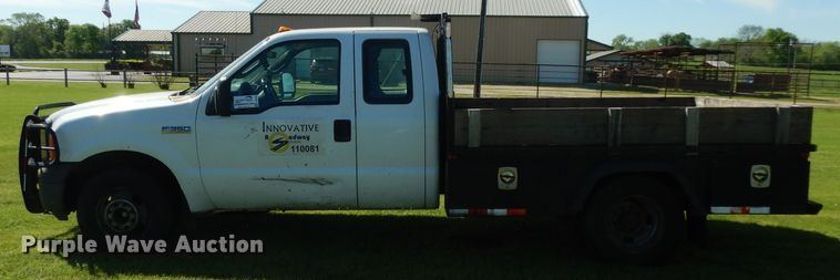 image for item DG6752 2006 Ford F350 Super Duty  SuperCab flatbed pickup truck