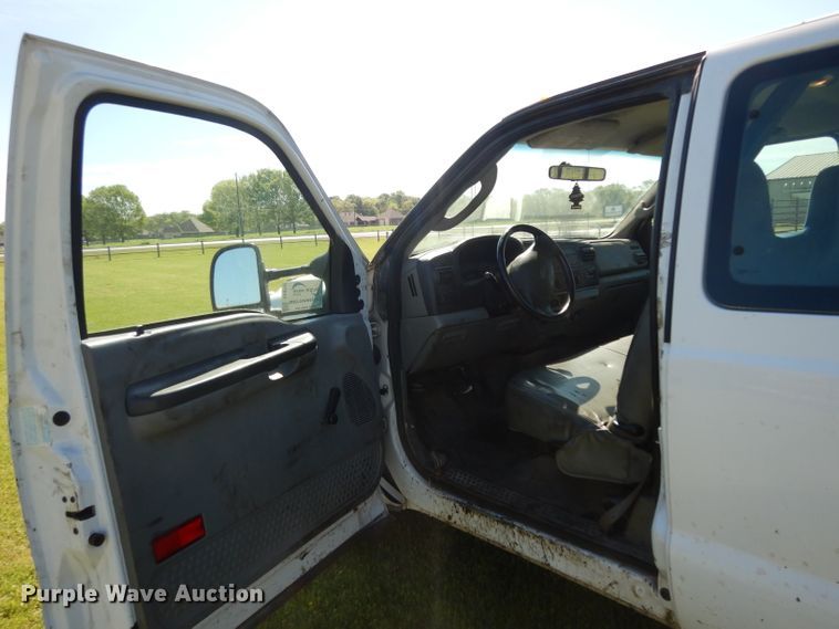 image for item DG6752 2006 Ford F350 Super Duty  SuperCab flatbed pickup truck