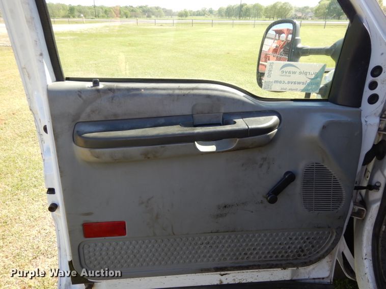 image for item DG6752 2006 Ford F350 Super Duty  SuperCab flatbed pickup truck