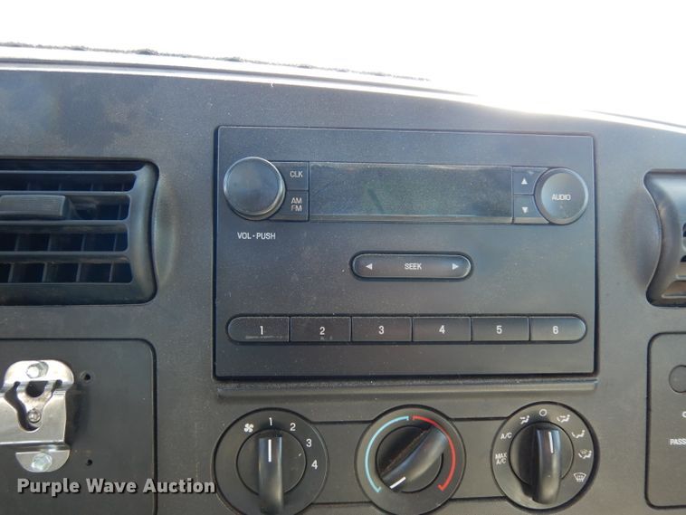 image for item DG6752 2006 Ford F350 Super Duty  SuperCab flatbed pickup truck