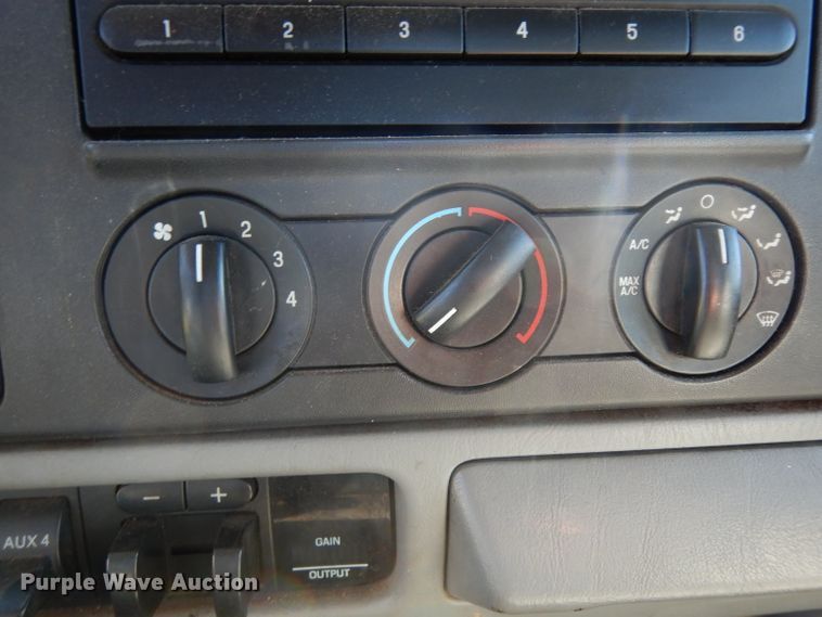 image for item DG6752 2006 Ford F350 Super Duty  SuperCab flatbed pickup truck