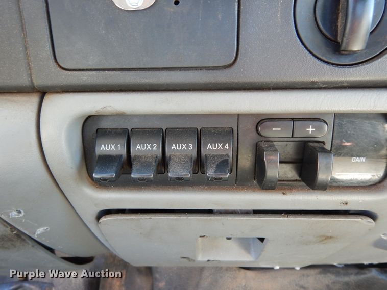 image for item DG6752 2006 Ford F350 Super Duty  SuperCab flatbed pickup truck