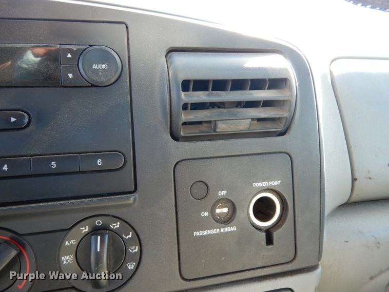 image for item DG6752 2006 Ford F350 Super Duty  SuperCab flatbed pickup truck