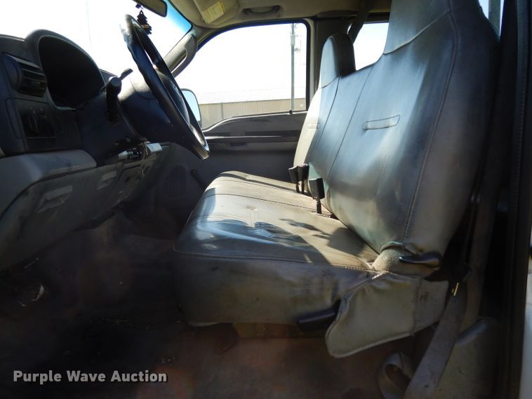 image for item DG6752 2006 Ford F350 Super Duty  SuperCab flatbed pickup truck