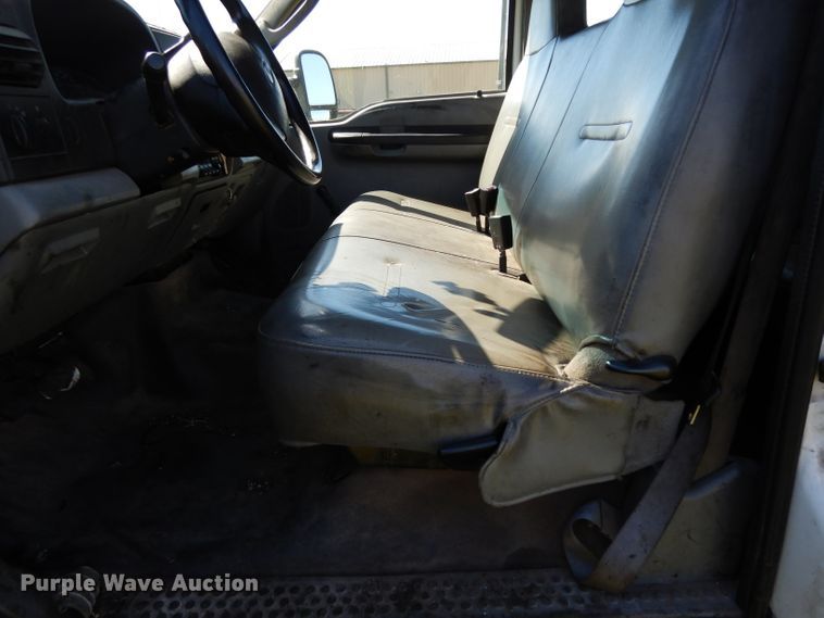 image for item DG6752 2006 Ford F350 Super Duty  SuperCab flatbed pickup truck