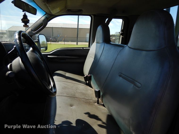 image for item DG6752 2006 Ford F350 Super Duty  SuperCab flatbed pickup truck