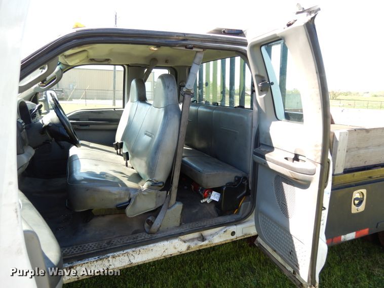 image for item DG6752 2006 Ford F350 Super Duty  SuperCab flatbed pickup truck