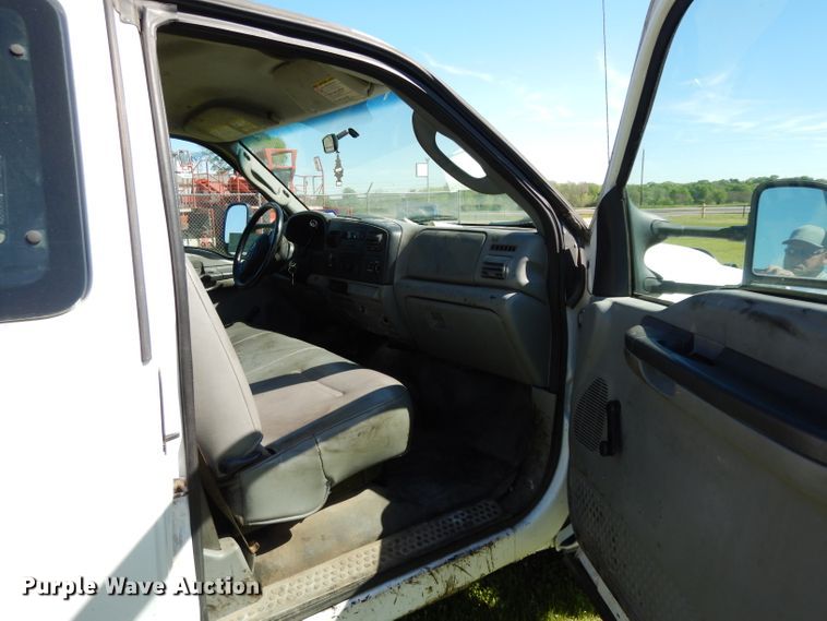 image for item DG6752 2006 Ford F350 Super Duty  SuperCab flatbed pickup truck