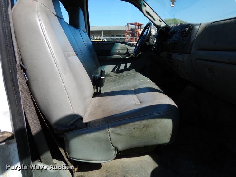 image for item DG6752 2006 Ford F350 Super Duty  SuperCab flatbed pickup truck