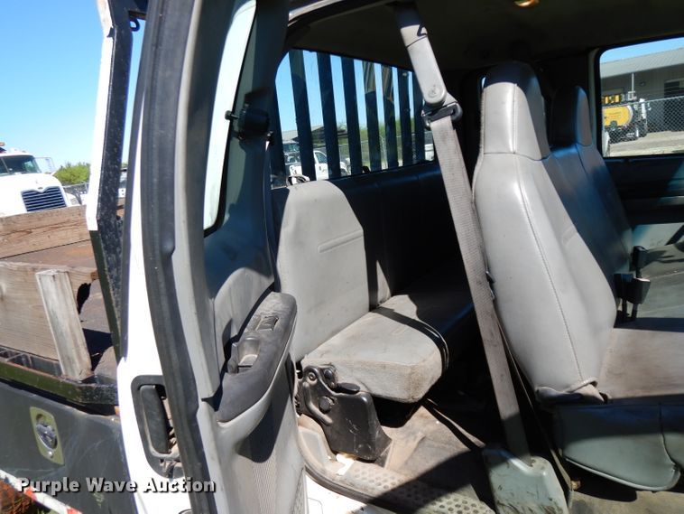 image for item DG6752 2006 Ford F350 Super Duty  SuperCab flatbed pickup truck