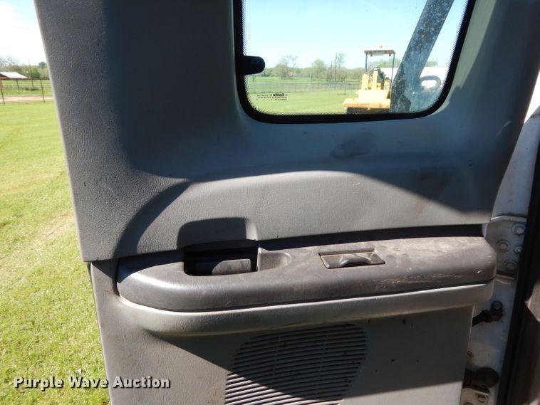 image for item DG6752 2006 Ford F350 Super Duty  SuperCab flatbed pickup truck