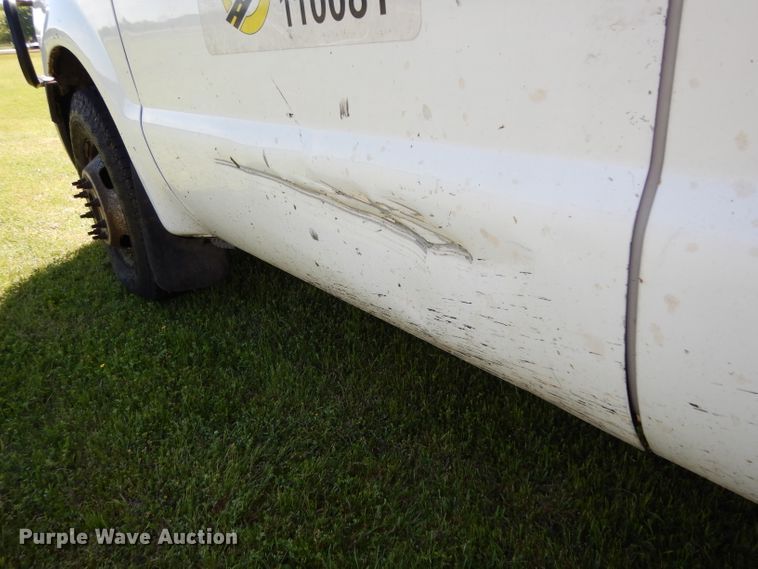 image for item DG6752 2006 Ford F350 Super Duty  SuperCab flatbed pickup truck