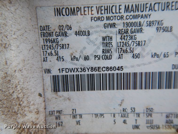 image for item DG6752 2006 Ford F350 Super Duty  SuperCab flatbed pickup truck