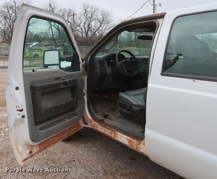 image for item DG7152 2014 Ford F350 Super Duty XLT  Crew Cab flatbed pickup truck