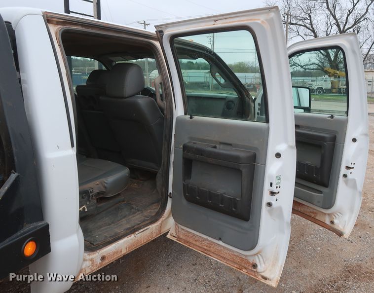 image for item DG7152 2014 Ford F350 Super Duty XLT  Crew Cab flatbed pickup truck