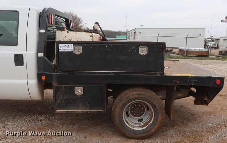 image for item DG7152 2014 Ford F350 Super Duty XLT  Crew Cab flatbed pickup truck