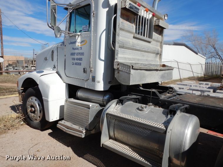 image for item DH2262 1999 Peterbilt 385 semi truck