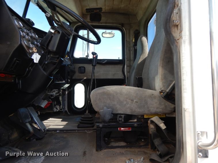 image for item DH2262 1999 Peterbilt 385 semi truck