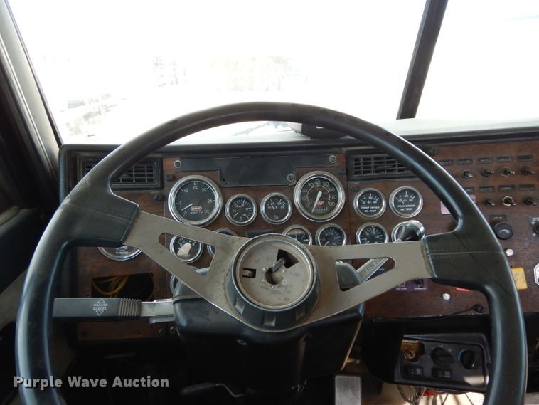 image for item DH2262 1999 Peterbilt 385 semi truck