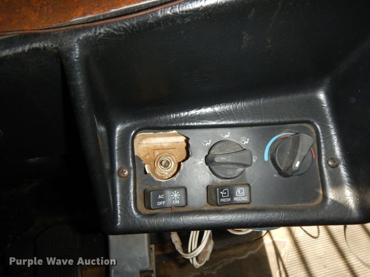 image for item DH2262 1999 Peterbilt 385 semi truck