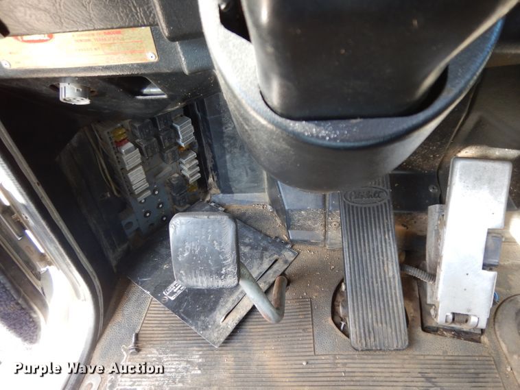 image for item DH2262 1999 Peterbilt 385 semi truck