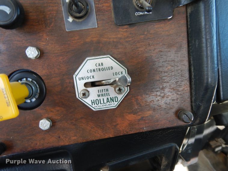 image for item DH2262 1999 Peterbilt 385 semi truck