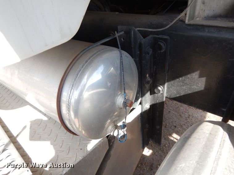 image for item DH2262 1999 Peterbilt 385 semi truck