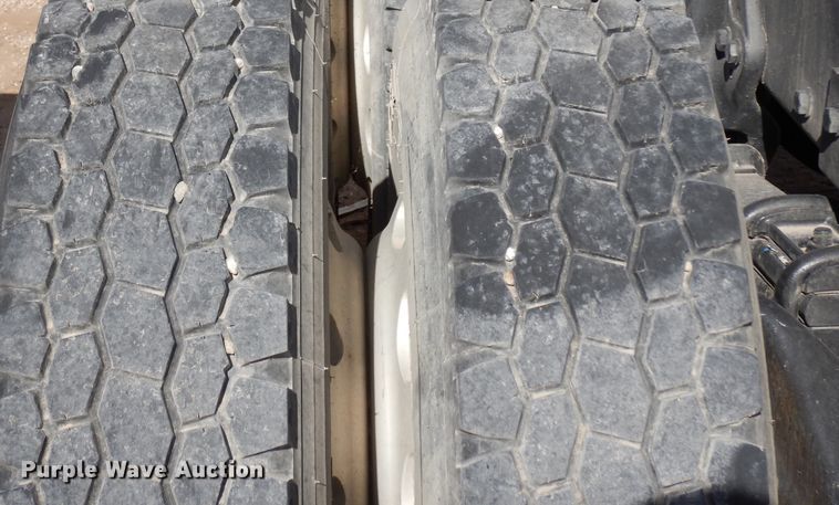 image for item DH2262 1999 Peterbilt 385 semi truck