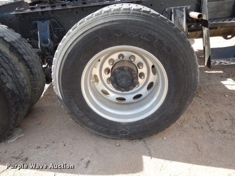 image for item DH2262 1999 Peterbilt 385 semi truck