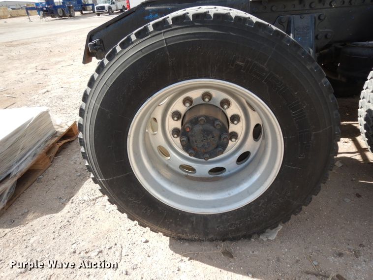 image for item DH2262 1999 Peterbilt 385 semi truck