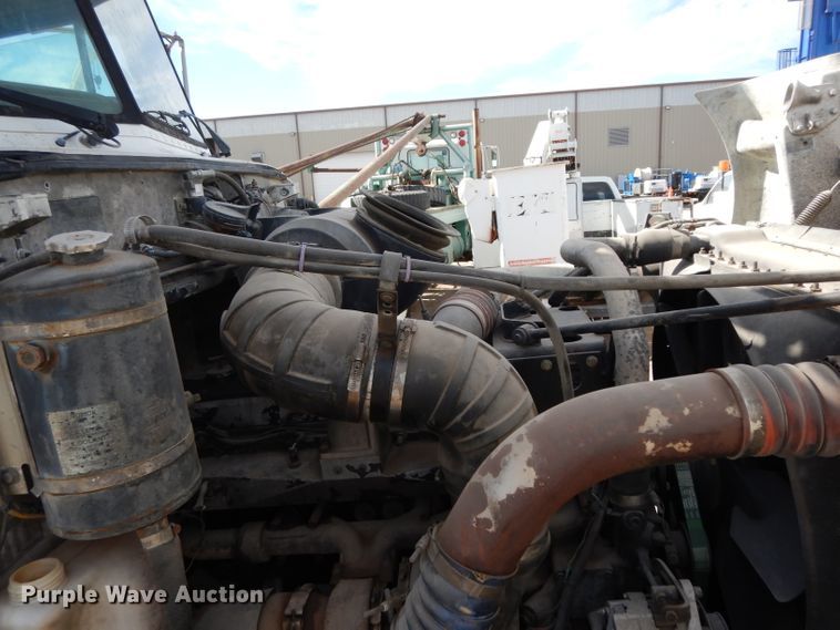 image for item DH2262 1999 Peterbilt 385 semi truck