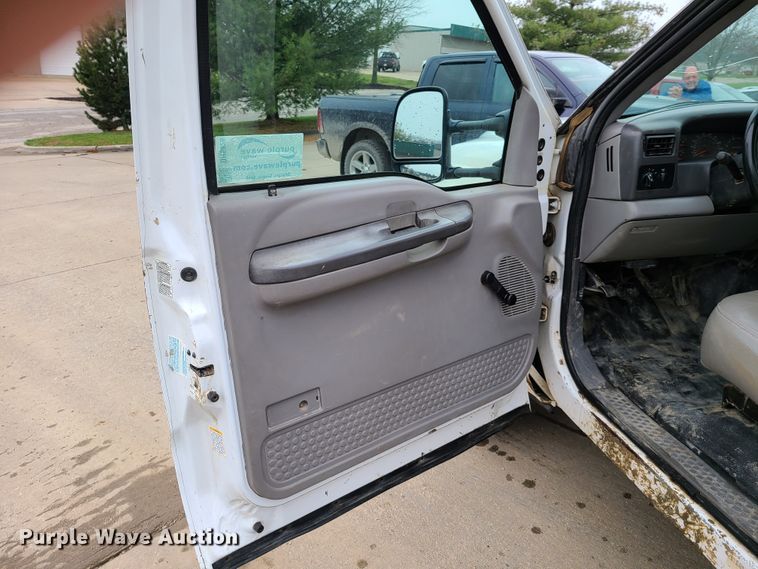 image for item DH5826 1999 Ford F550 Super Duty truck cab and chassis