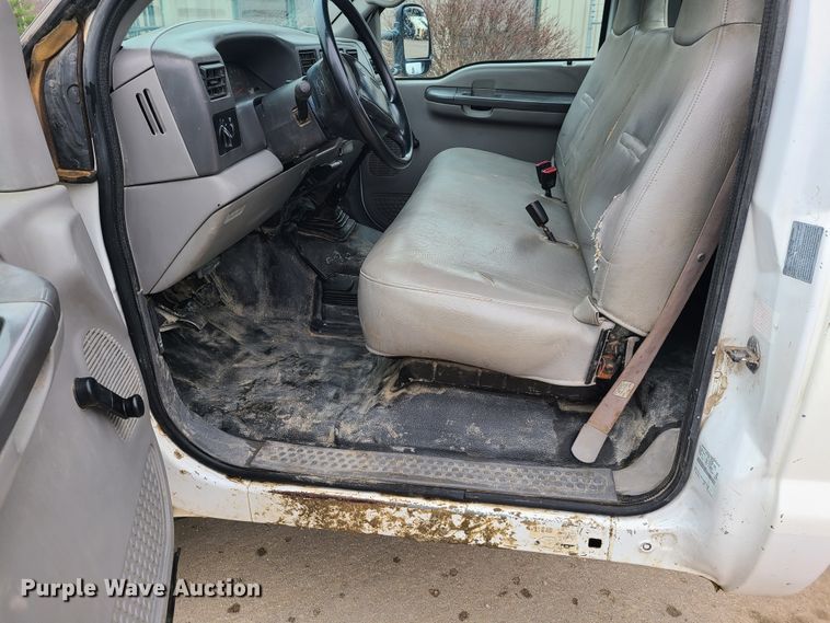 image for item DH5826 1999 Ford F550 Super Duty truck cab and chassis