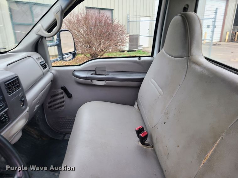 image for item DH5826 1999 Ford F550 Super Duty truck cab and chassis