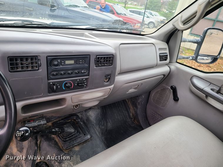 image for item DH5826 1999 Ford F550 Super Duty truck cab and chassis