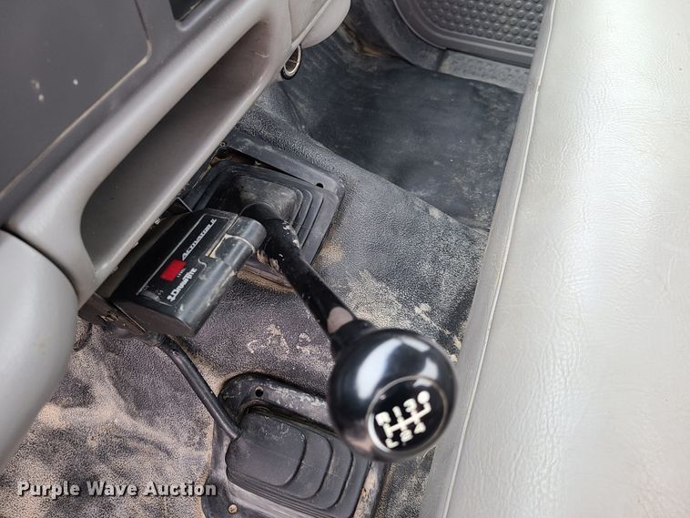 image for item DH5826 1999 Ford F550 Super Duty truck cab and chassis